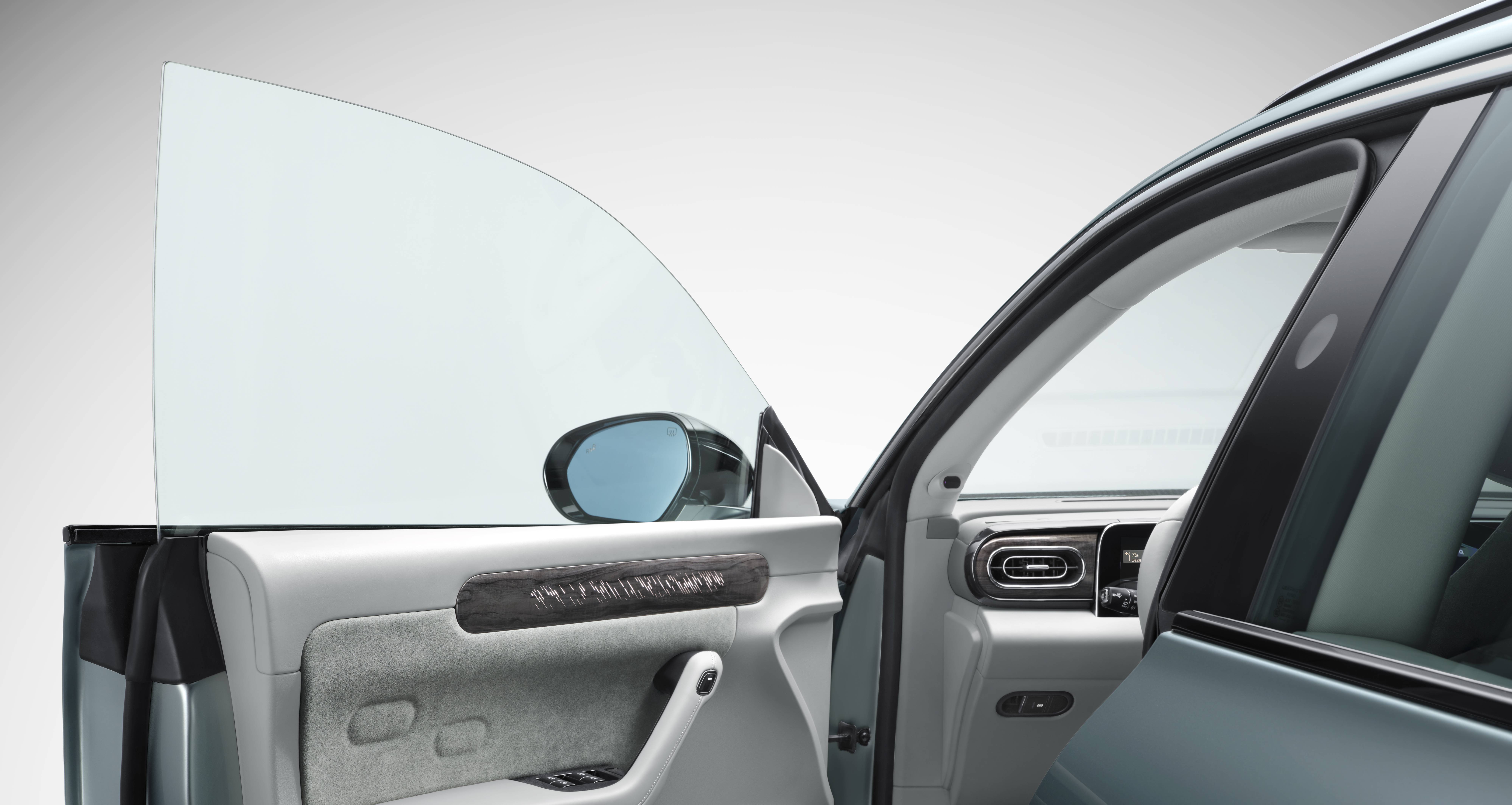 零跑c11还配备了前排双层静音玻璃和后排隐私玻璃,保证车内静谧性和