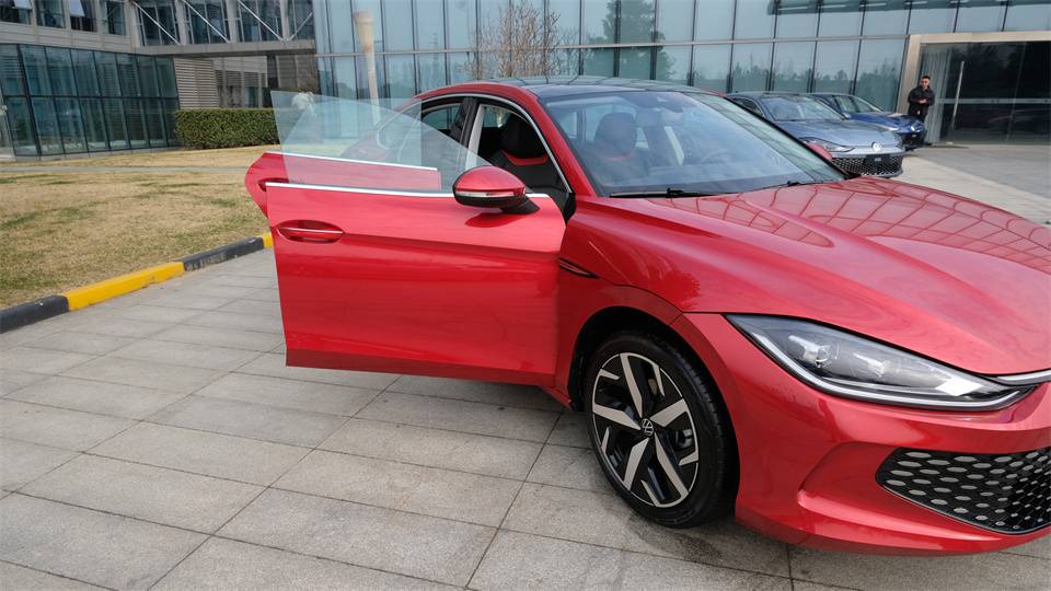 路咖汽车网-无框门 双联屏,"奢适宽体轿跑"凌渡l归来